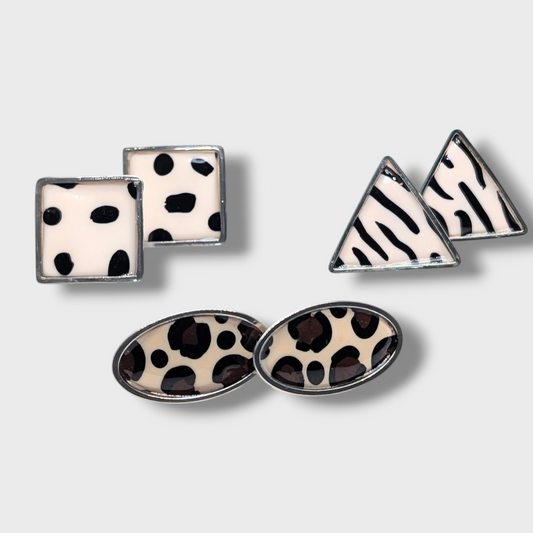 Χειροποίητα σκουλαρίκια με animal print σχέδια σε τετράγωνο, τρίγωνο και οβάλ σχήμα, σε ασπρόμαυρες και μπεζ αποχρώσεις.